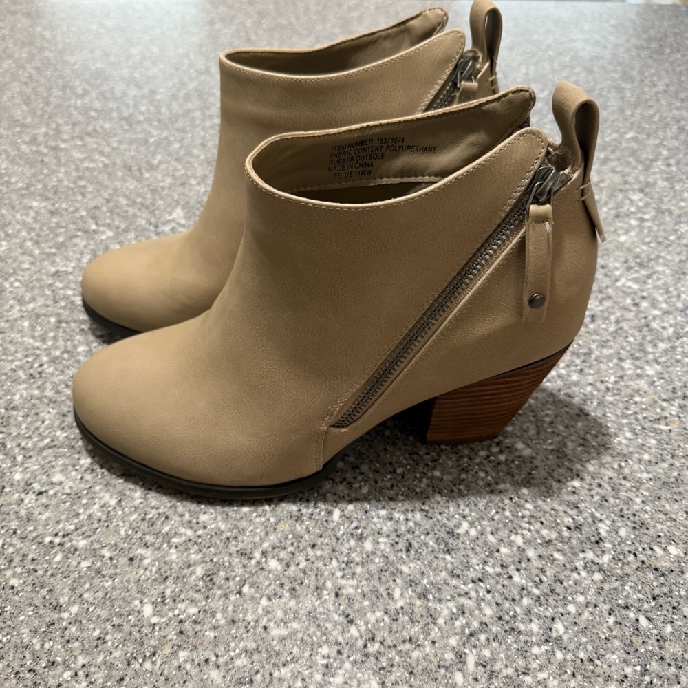 NWT Torrid size 11W dark taupe side zip booties